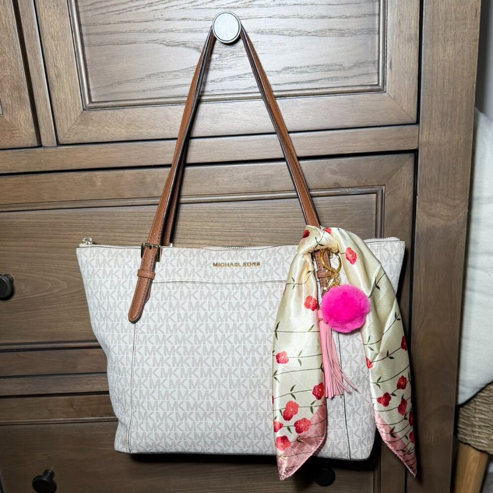 Michael Kors MK Signature Tote Bag — Vanilla & Acorn Monogram - Picture 13 of 16